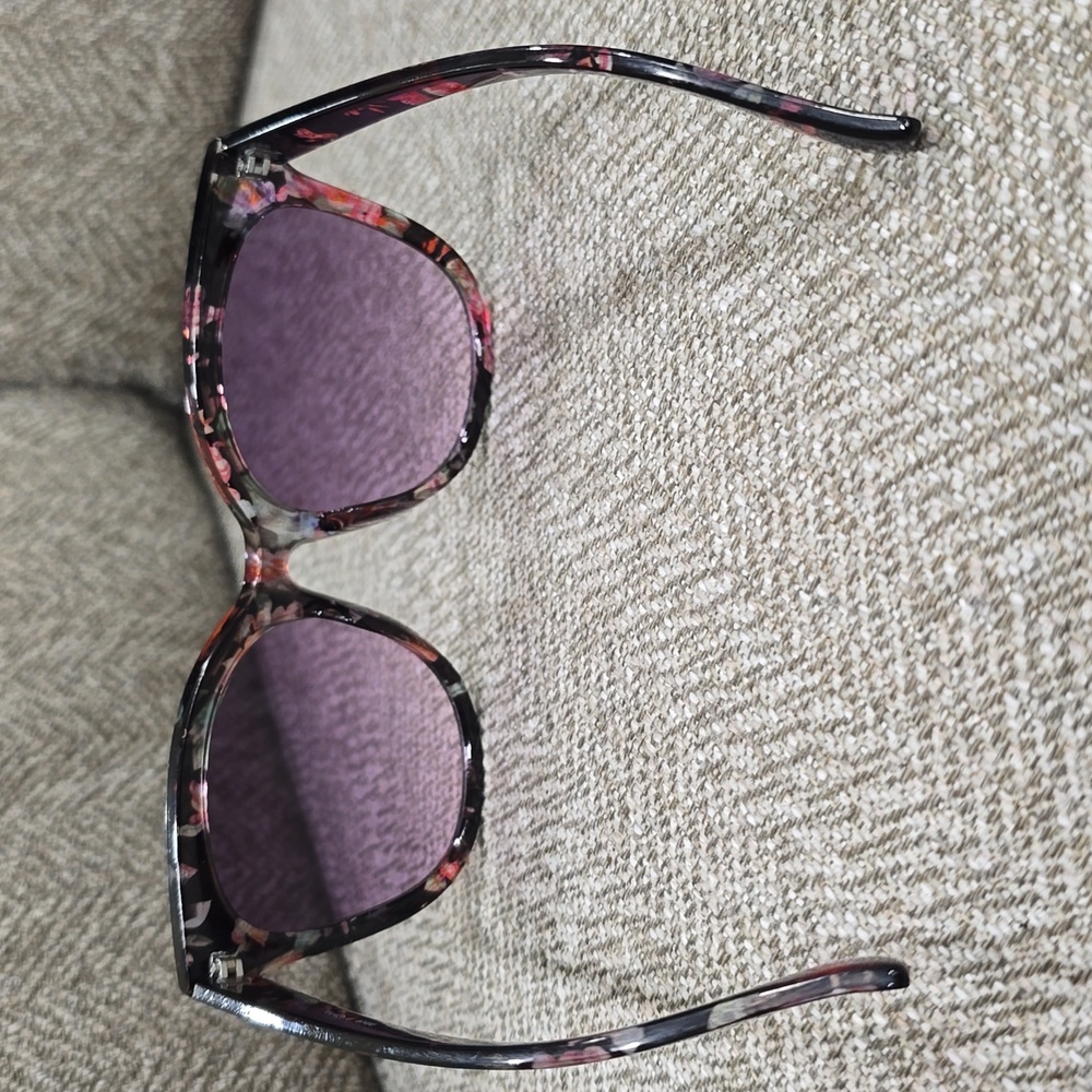 FREE with purchase Torrid Floral Sunglasses - Picture 3 of 4